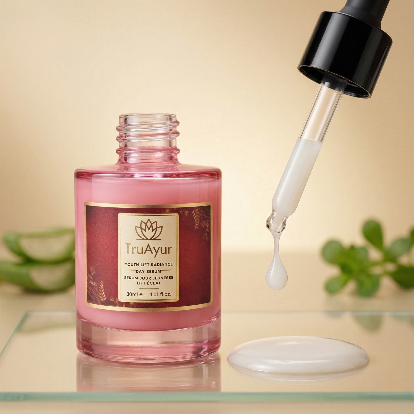 Siero Giorno Ayurvedico Illuminante alle 8 Erbe con Peptide Syn-Ake, per un'idratazione profonda, una luminosità che dura tutto il giorno e un effetto rassodante visibile.